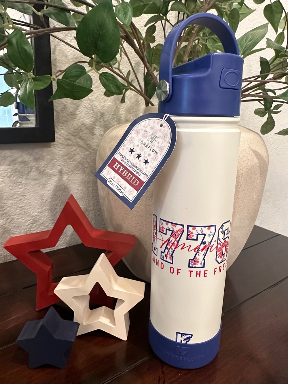 Hydraflow Insulated Water Bottle in Cream with Blue Handle